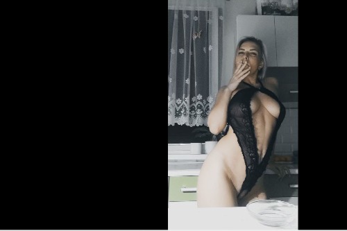 Okładka galerii: Palenie i rozmowa w sexi bieliźnie