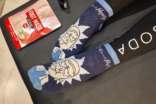 Okładka galerii: Chłopak robi mi pedicure i maluje pazurki na czerwono