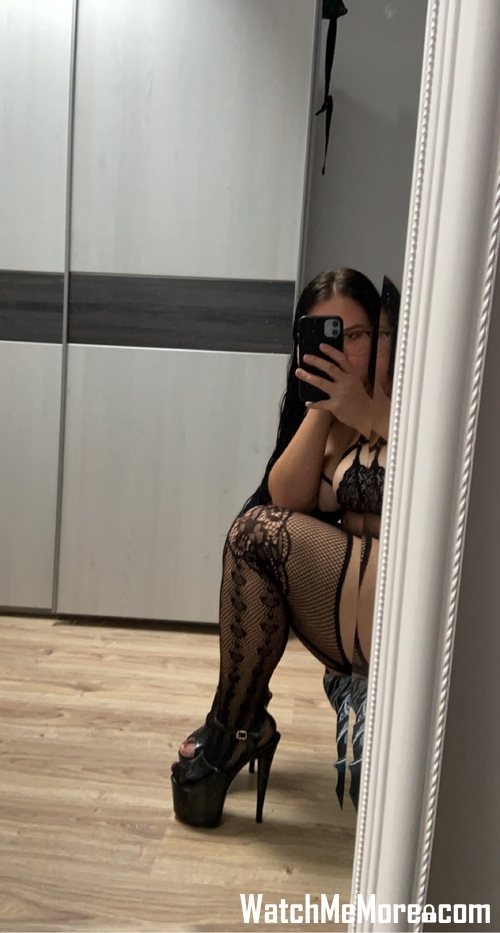 Zdjęcie z posta Bezsenoscc: Komplety, wysokie szpilki to coś co lubię, do tego latex :) (1/2)