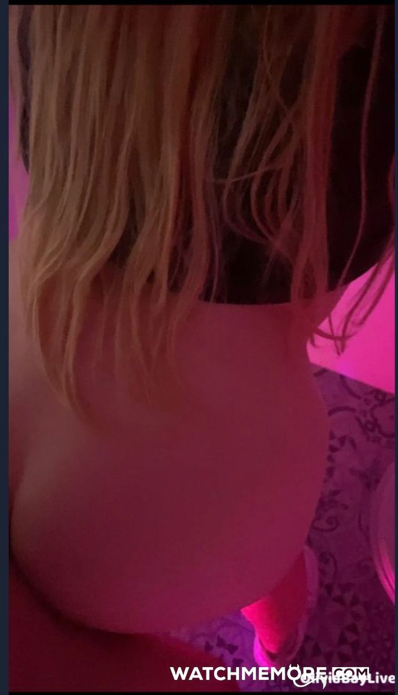 Zdjęcie z posta OliviaBayLive: Spontaniczny film powstał podczas randki z fanem zobacz w galerii Sex w toalecie po kinie Oglądamy film w kinie a potem na spontanie…