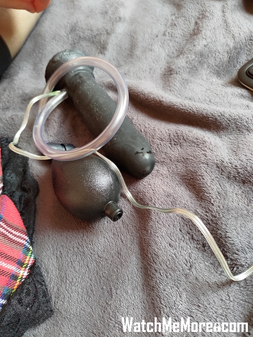 Zdjęcie z posta Marlenahot: Nowa zabawka testowana zobacz jak się nią bawię na profilu a jest to pompowane dildo zapraszam do mnie oraz snapa (1/2)