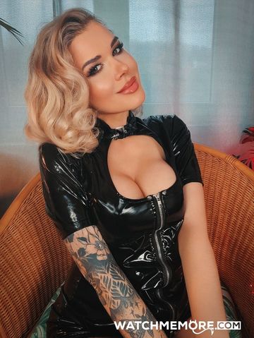 Zdjęcie z posta Marlene_Moore: VID SOLD "Olejek i lateks" Zmysłowy tease, wcieranie olejku w lateksowe ciuszki, a następnie piersi i pośladki... Tuż po nim robię… (2/2)