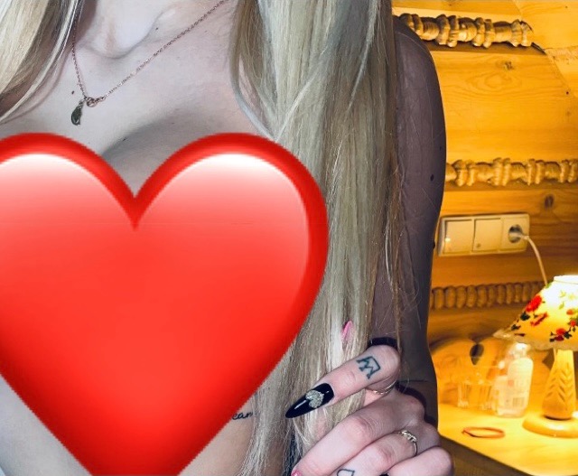 Okładka galerii: Blond 18-stka sama w łóźku🌶😈